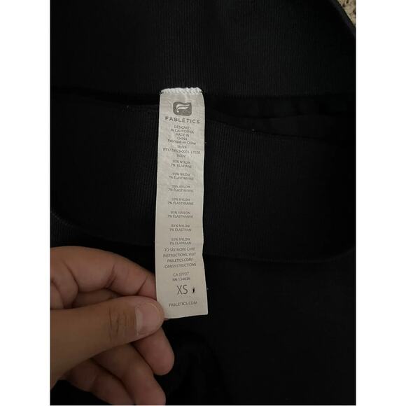 Fabletics Black Laser Cut Floral Detail Leggings Seamless Capri Size XS - GUC - Picture 8 of 12